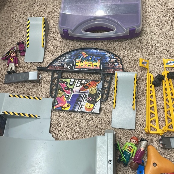 Playmobil skate park set ramps characters skateboards & carrying case great set - Picture 8 of 9